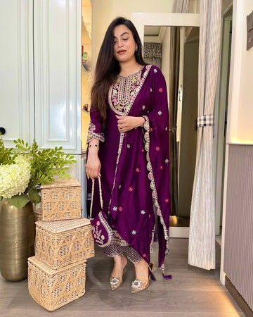 Aarisha Chinon Royale Suit Set