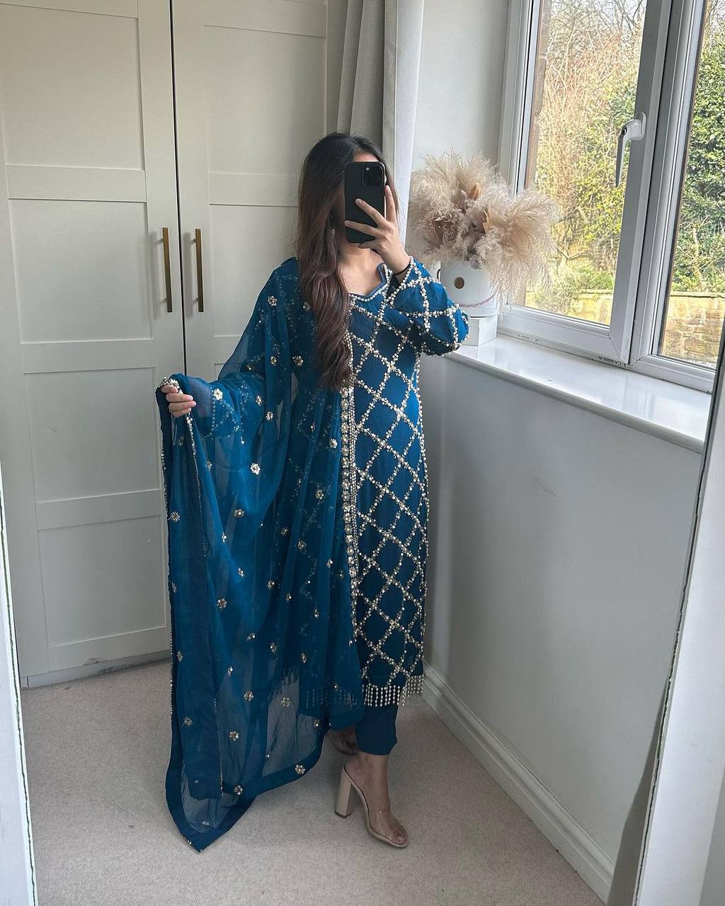 Kiara Fox Georgette Handwork Suit Set