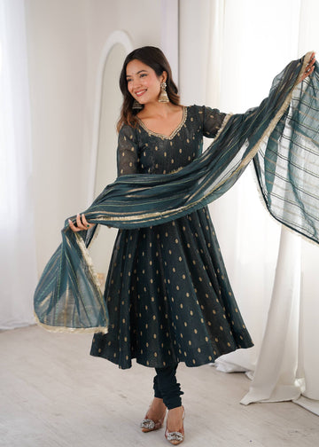 Kiara Crunchy Silk Jacquard Gown Set
